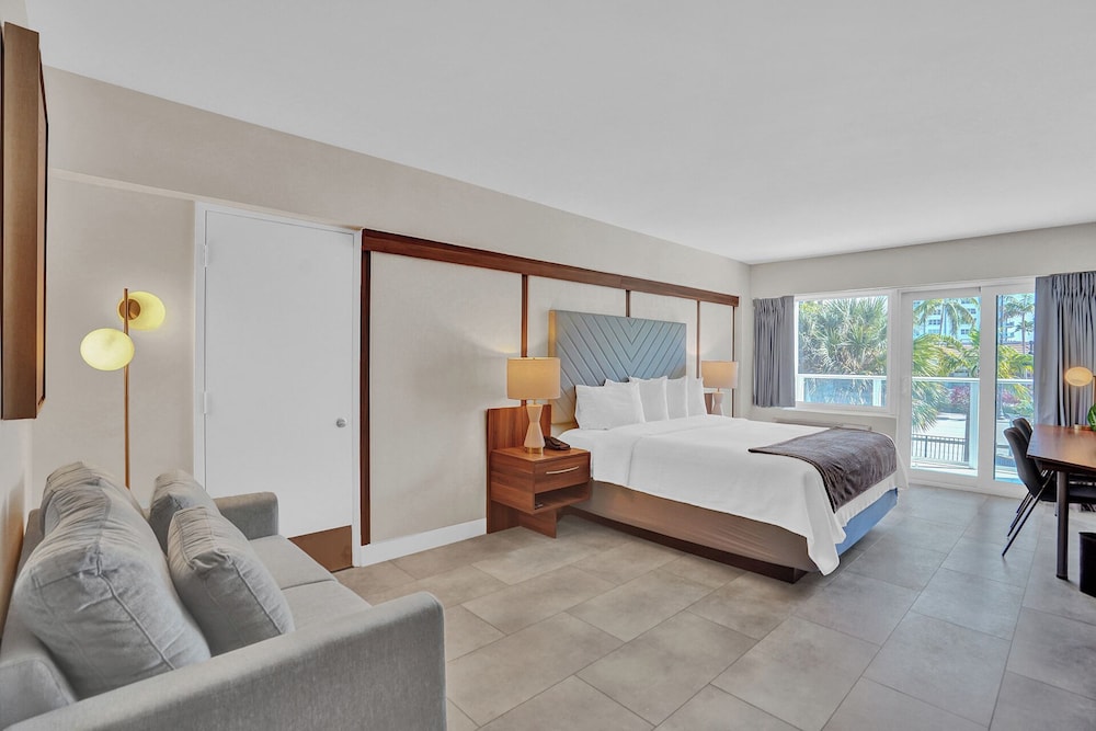 غرفة سوبيريور بسرير كينج بشرفة، The Garden Hotel and Resort 7/10