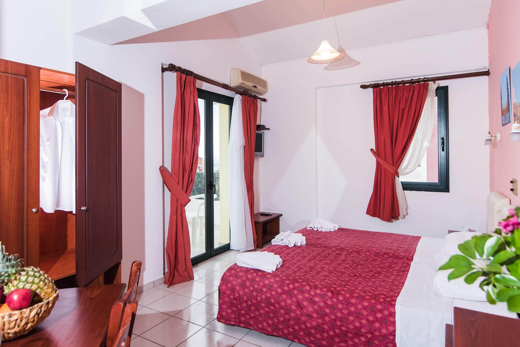 Studio, Twin Beds, Street View 7/10