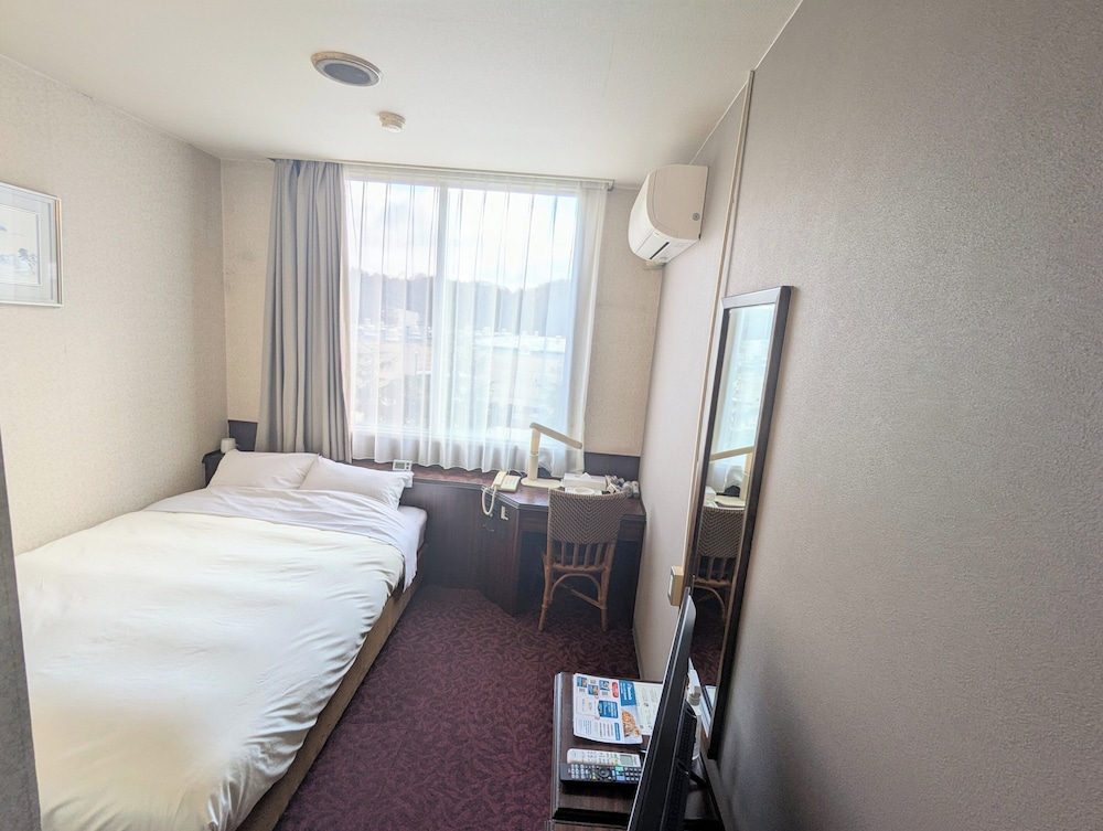 Hotel Crown Hills Miyoshi 8/40