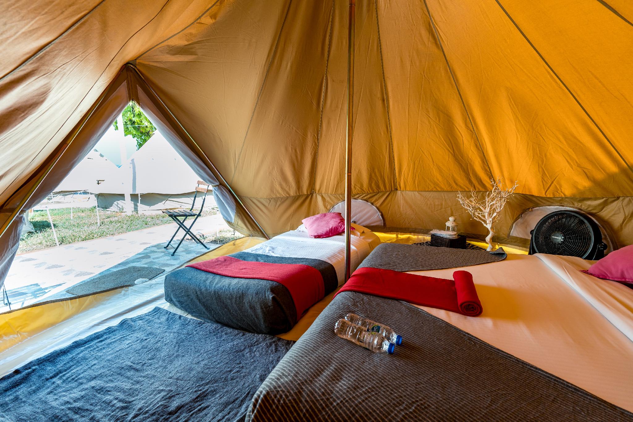 Deluxe, Tent