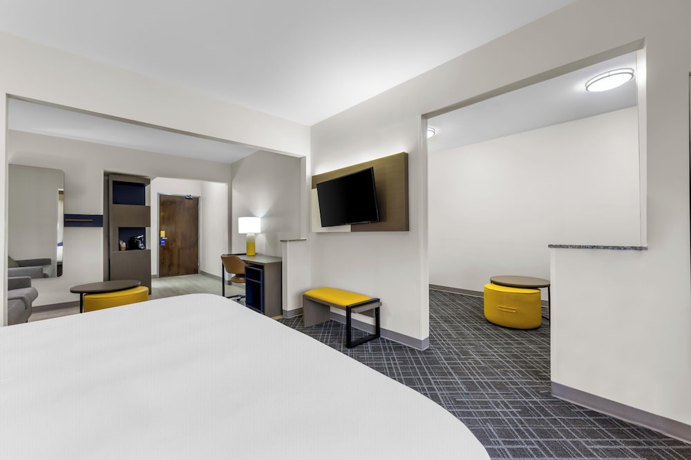 Suite, King Bed, Sofa, Accessible