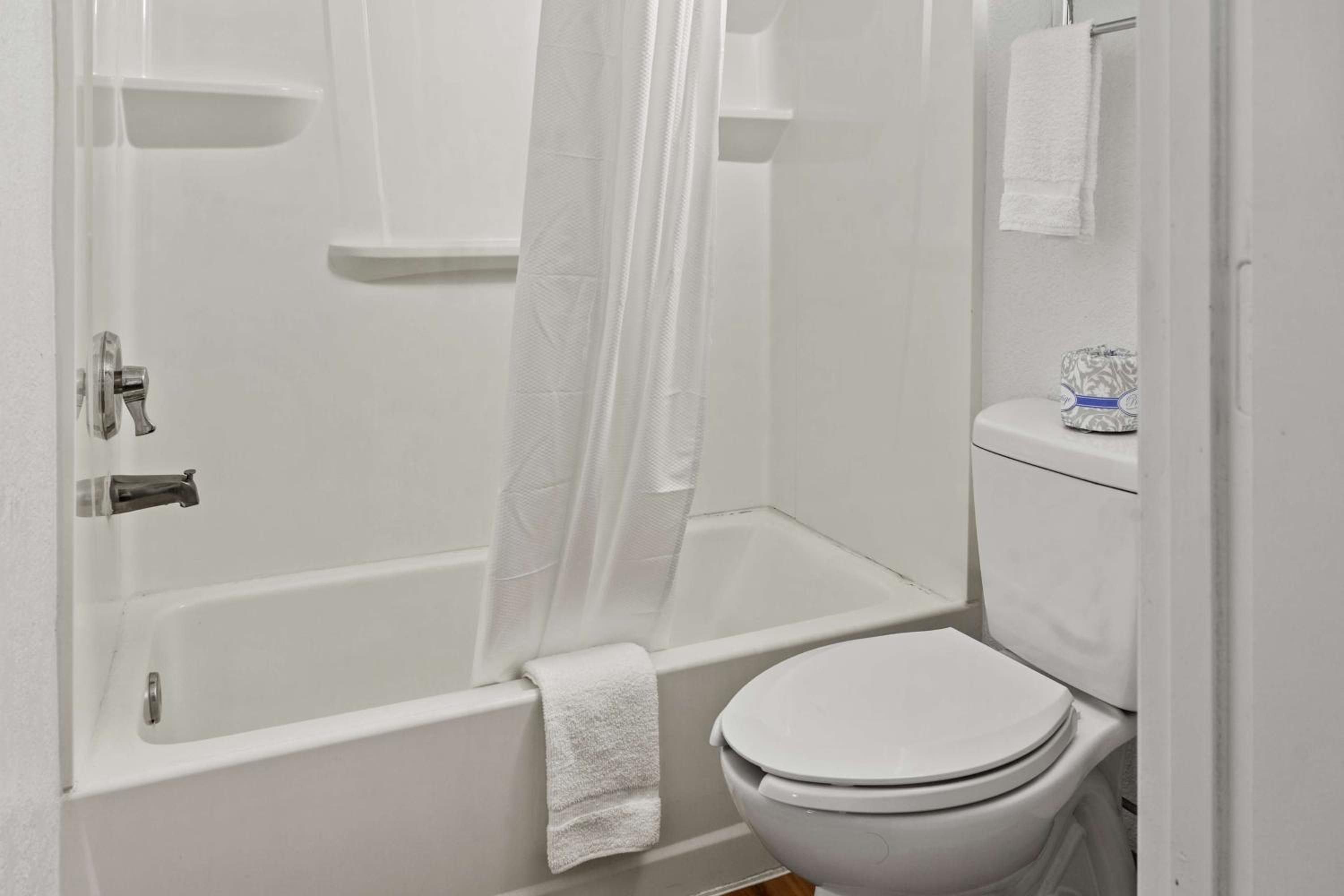 Room, Queen Bed, Accessible, Motel6 San Luis Obispo, CA - South 8/10