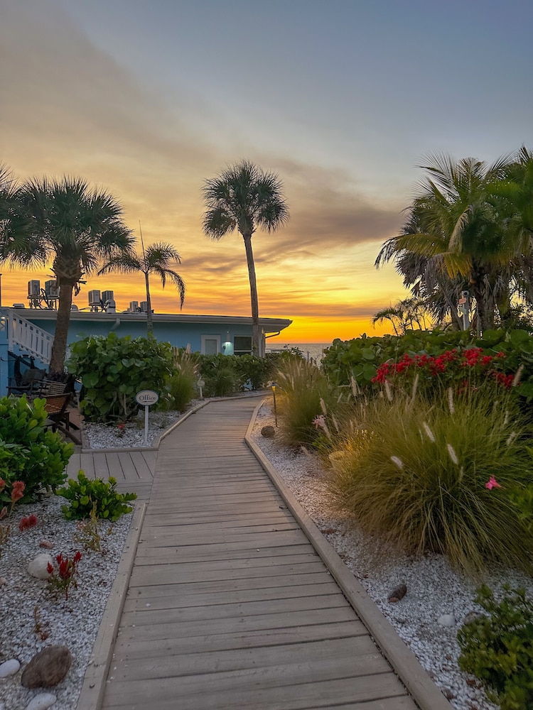 Pearl Beach Inn 40/54