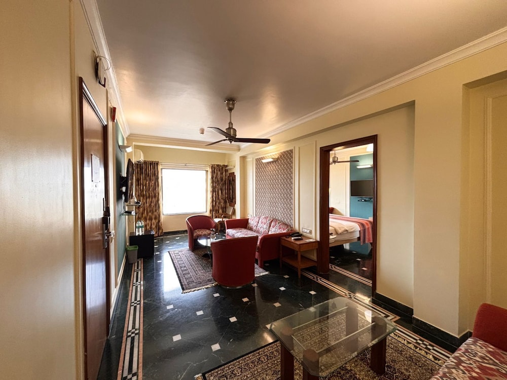 Hiltop Hotel 35/56