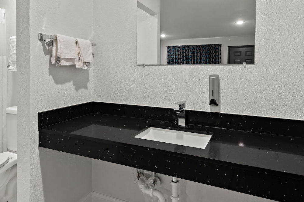 Rodeway Inn Palestine, TX 23/27