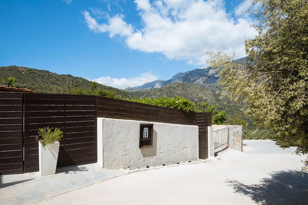 Monastery Estate Guesthouse 44/48