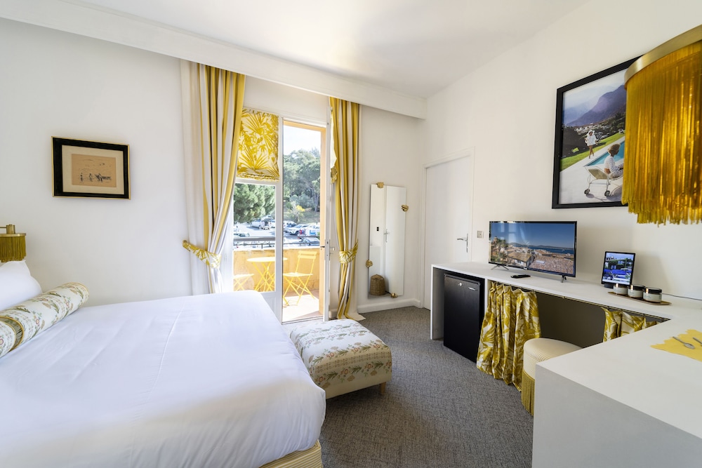 SUPERIOR, DOUBLE OR TWIN BED