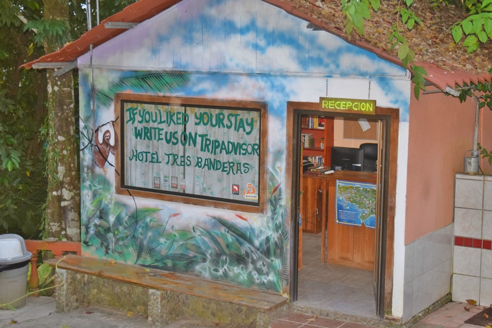 Tres Banderas Hotel 7/71