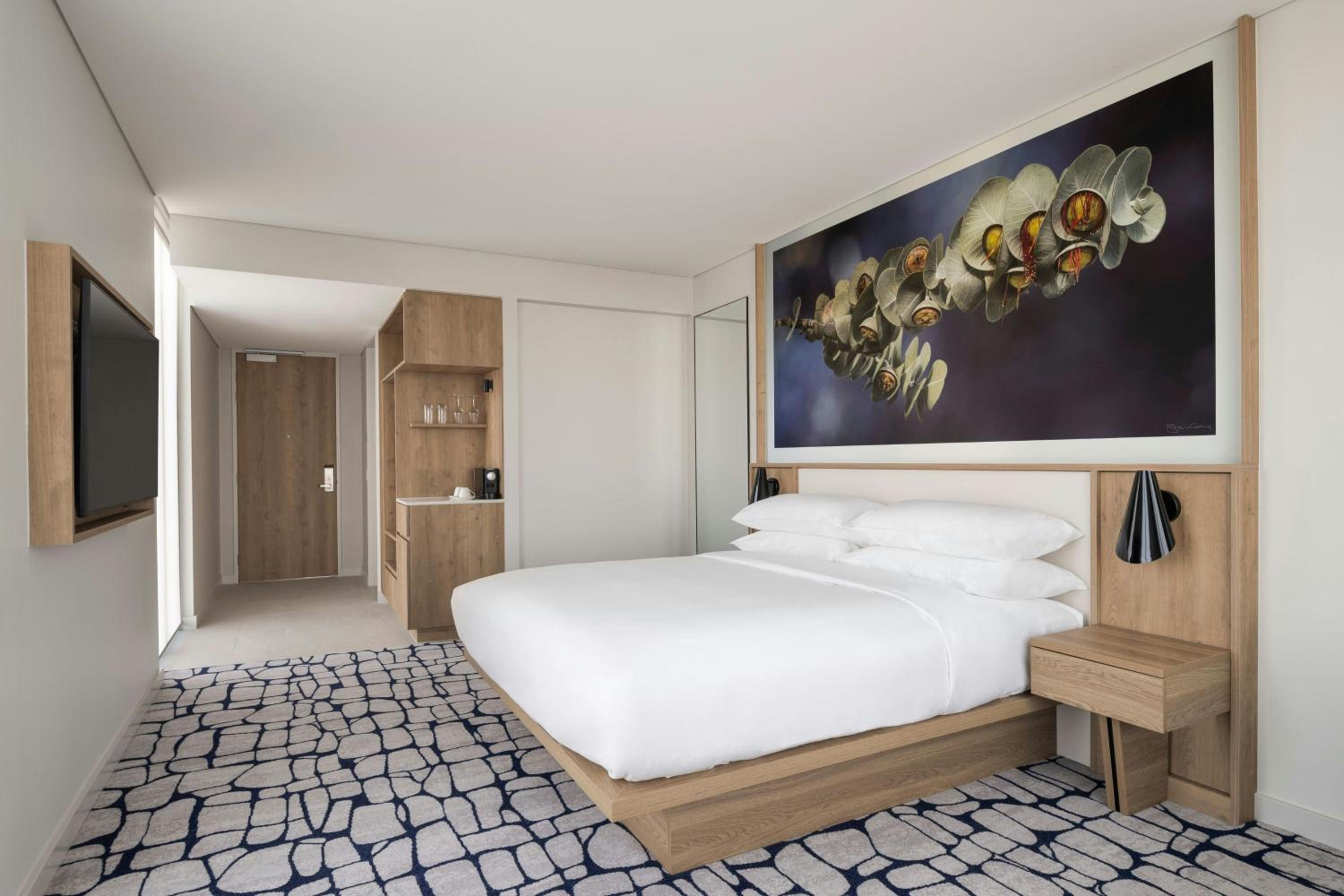 Room, King Bed, Urban View, Large, Corner