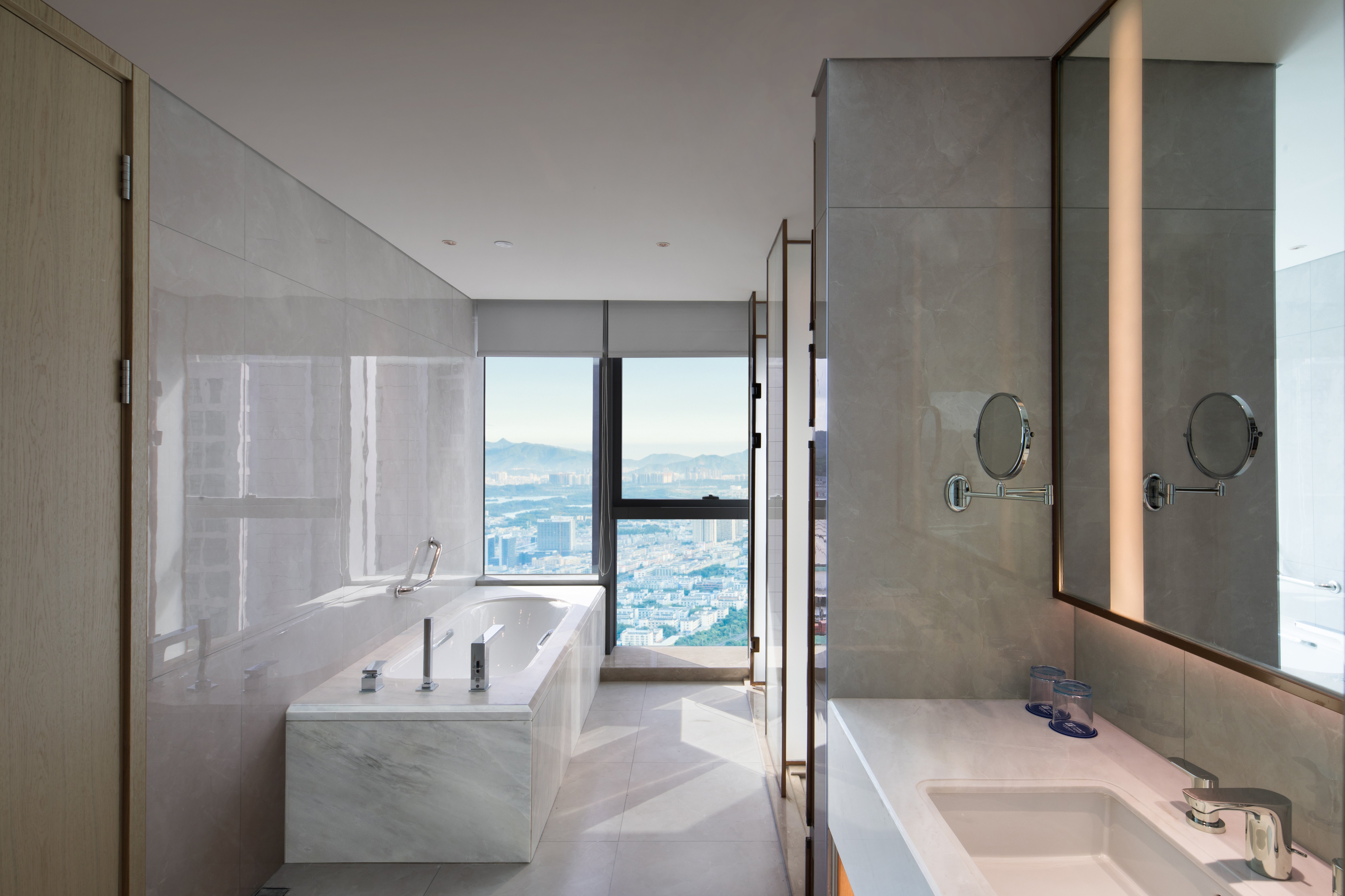 Holiday Inn Express Shenzhen Haiyuan City 43/45