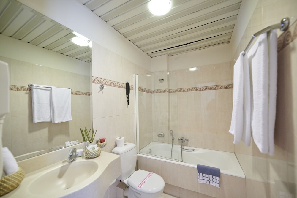 Golden City Hotel 25/26