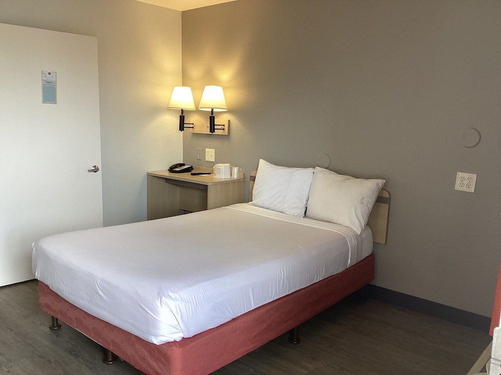 Motel6 Everett, WA - North 15/38