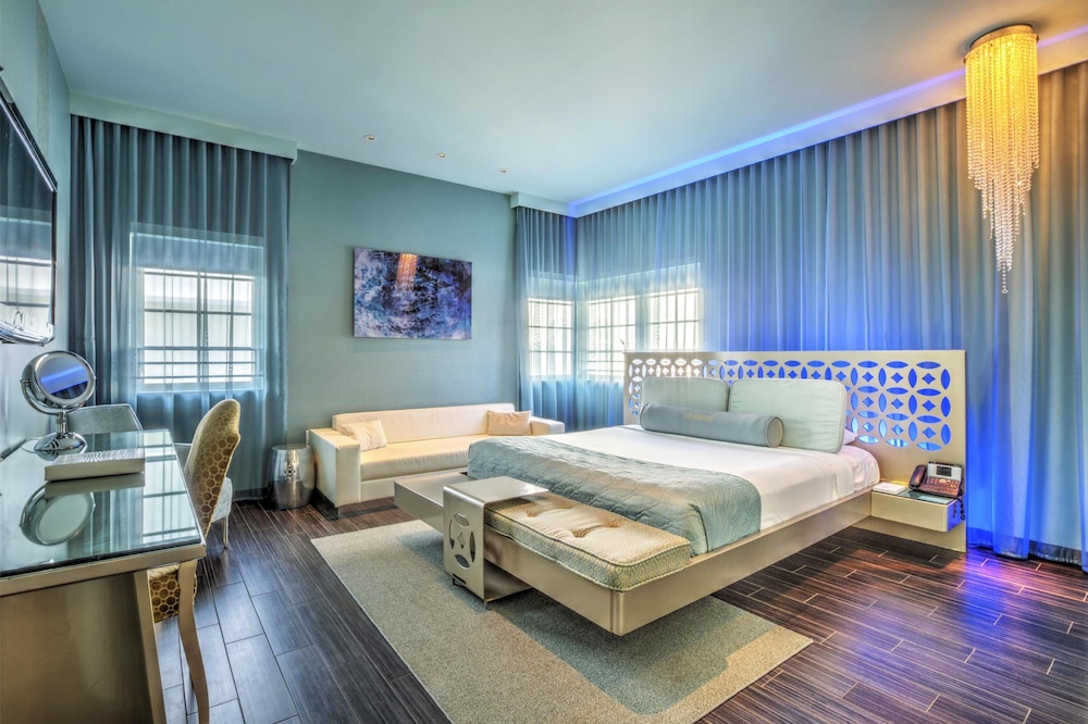 GOLD, STUDIO, SUITE, QUEEN BED