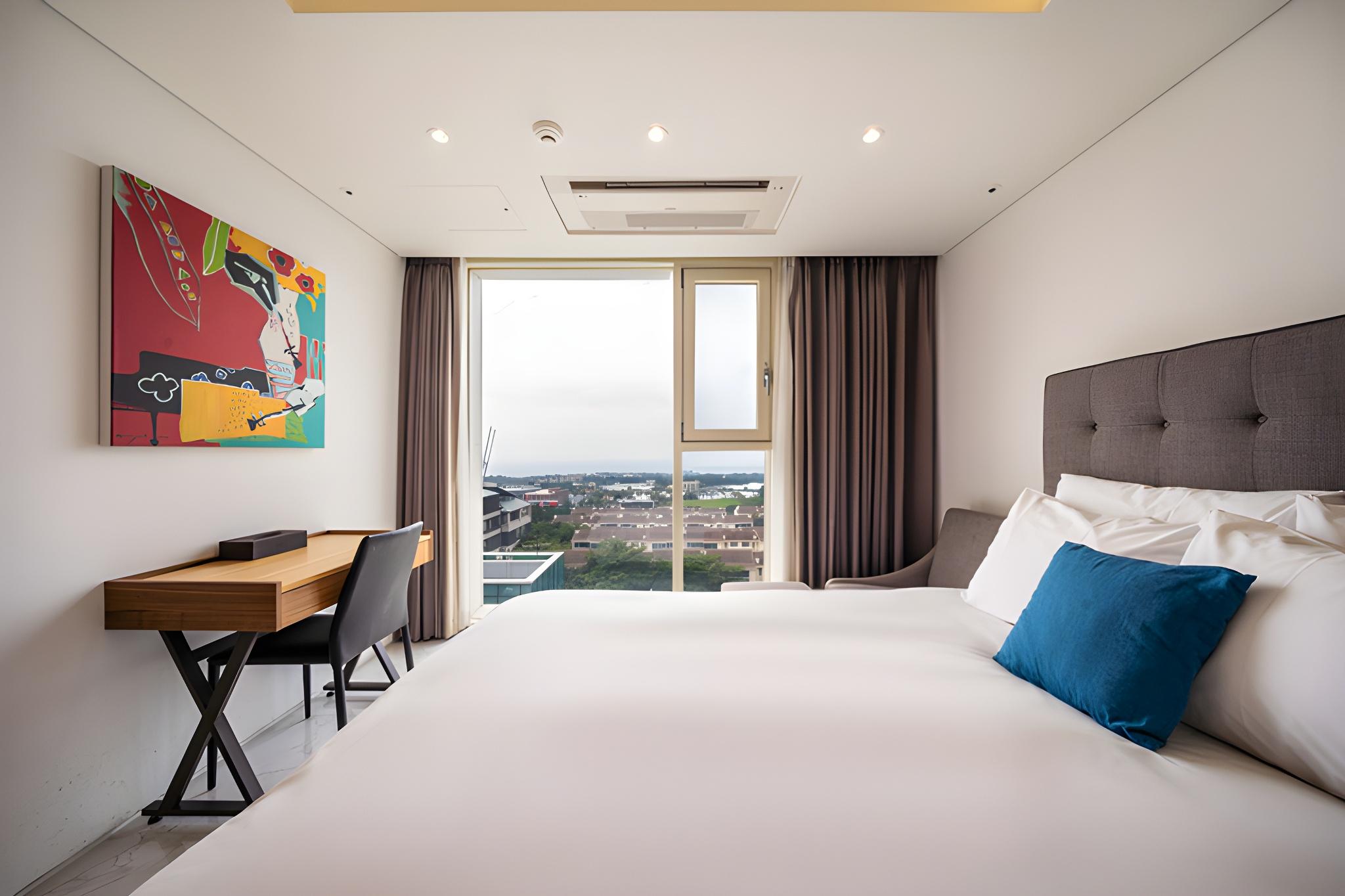 Deluxe, King Bed