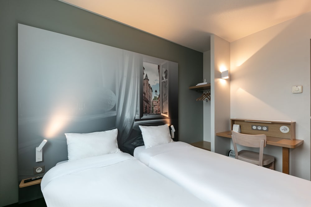 ROOM, TWIN BEDS