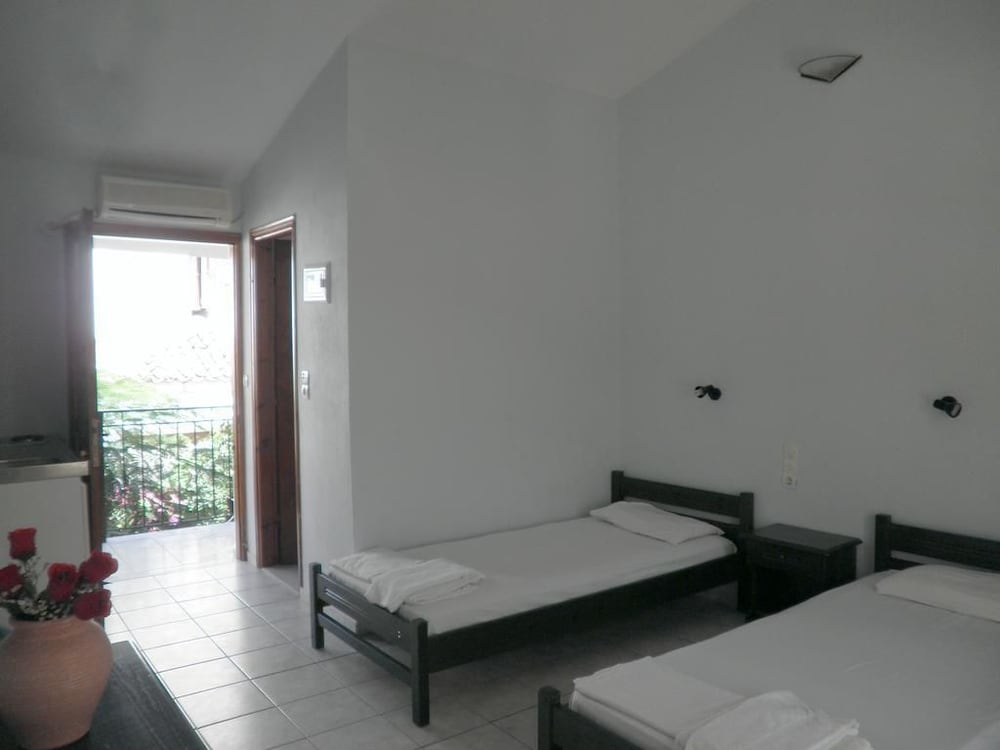 ROOM, TWIN BEDS