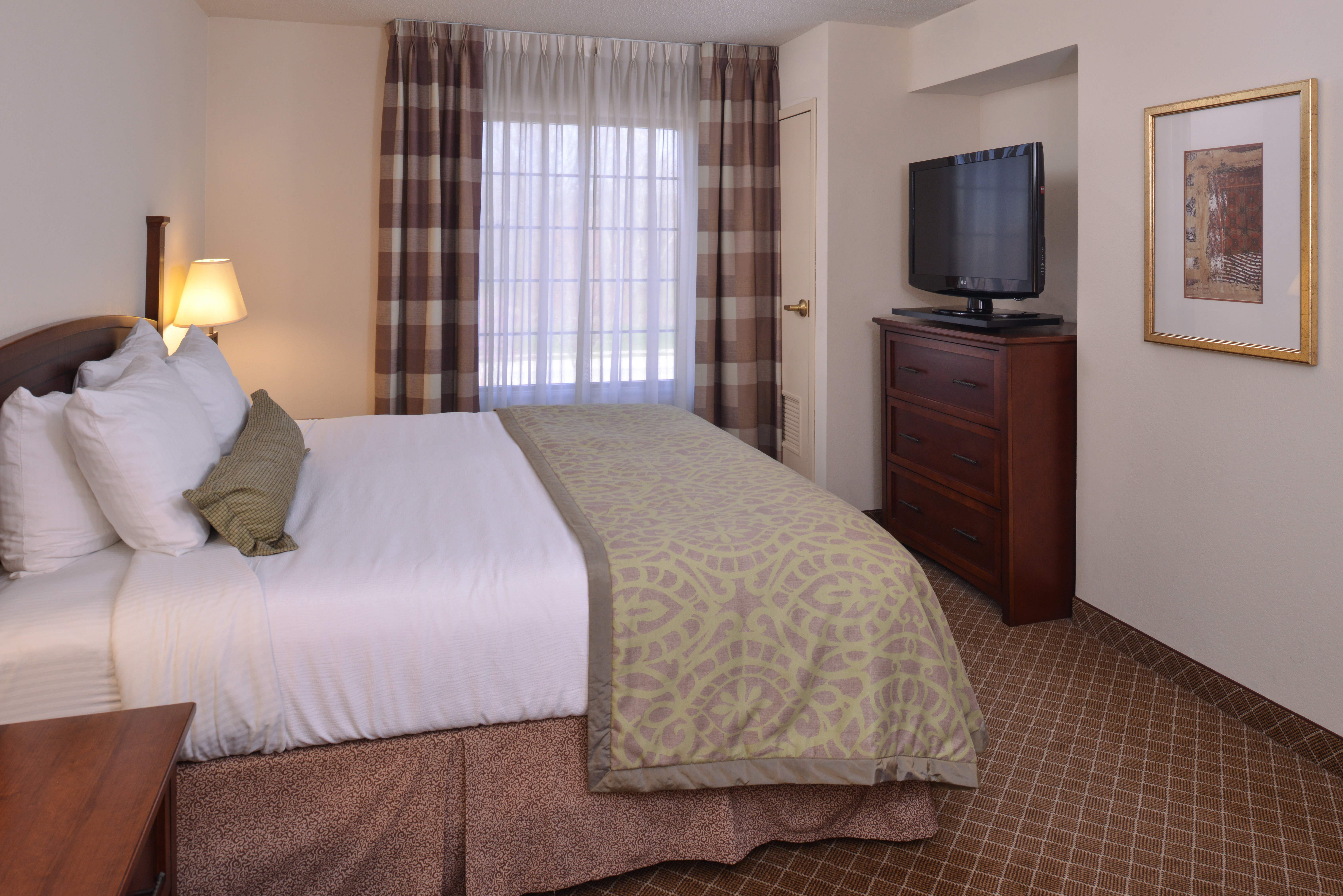 Staybridge Suites Indianapolis Airport 16/70