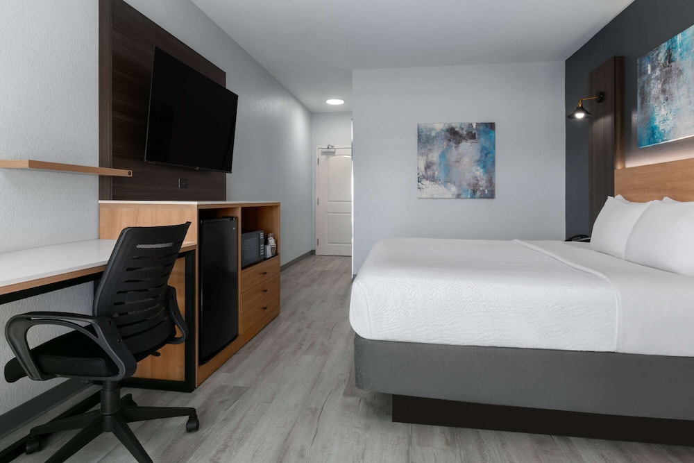 La Quinta Inn and Suites by Wyndham Ft. Worth - Burleson 22/53