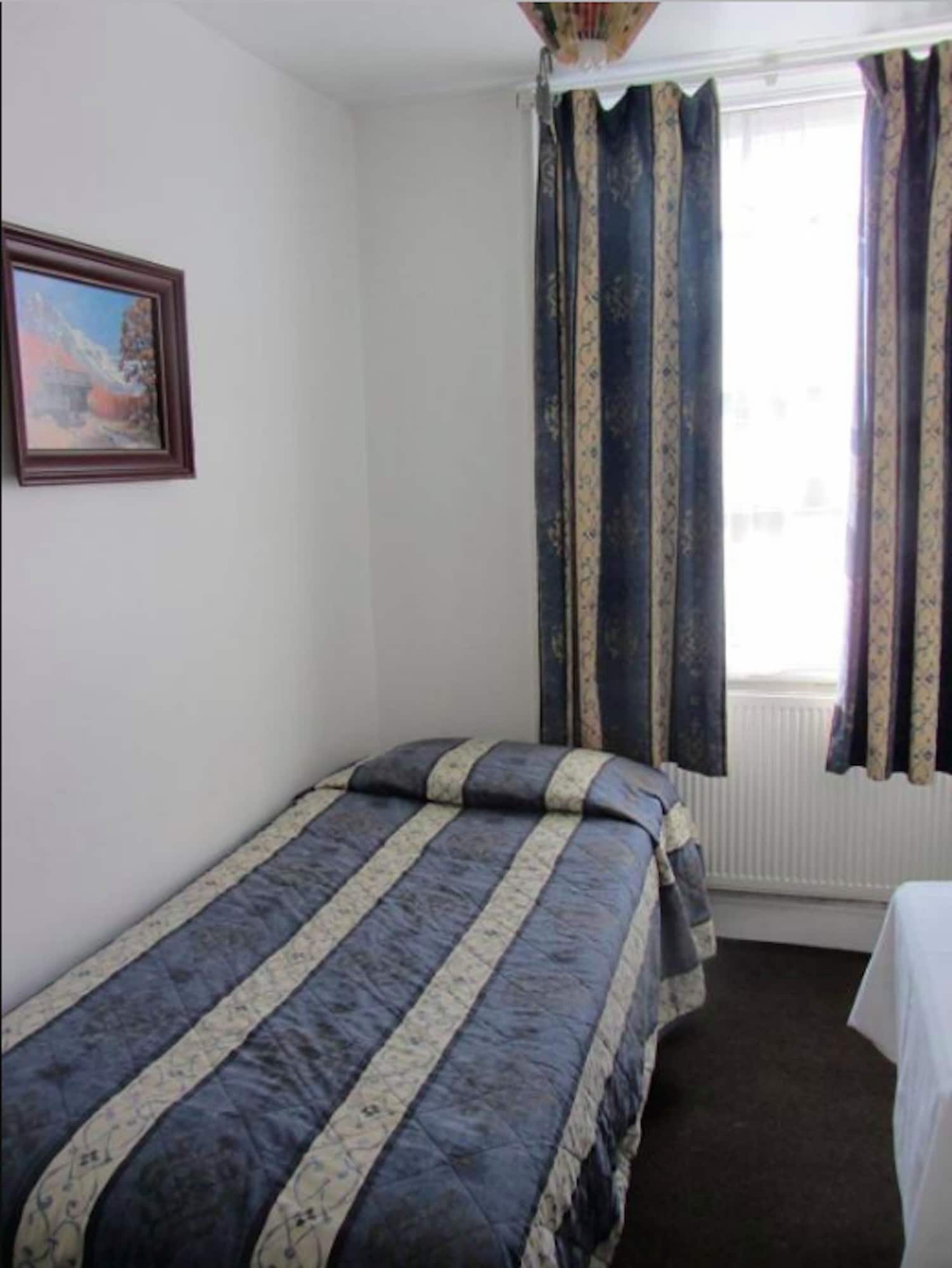 ROOM, SINGLE, SHARED BATHROOM