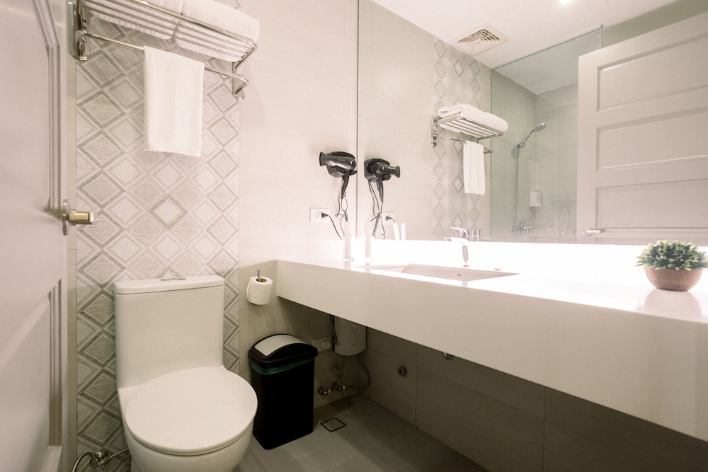 Allure Hotel And Suites 52/55