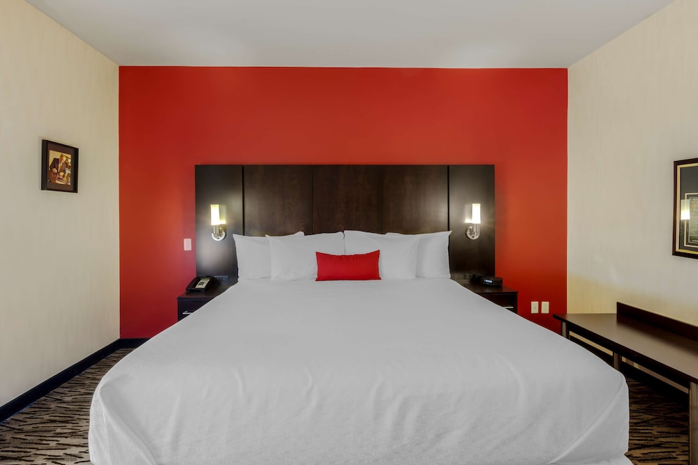 Suite, King Bed, Sofa, Jetted Tub