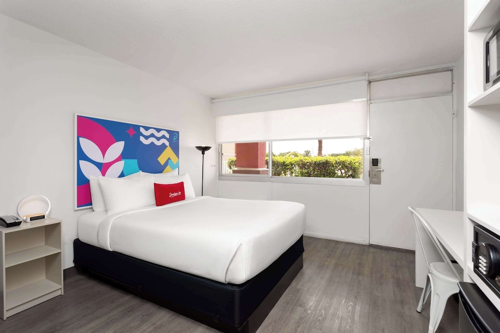 ROOM, QUEEN BED