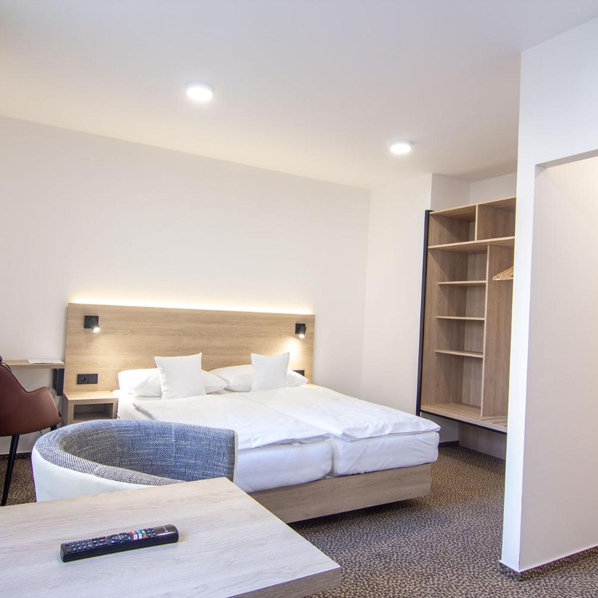 Hotel Avion 8/51
