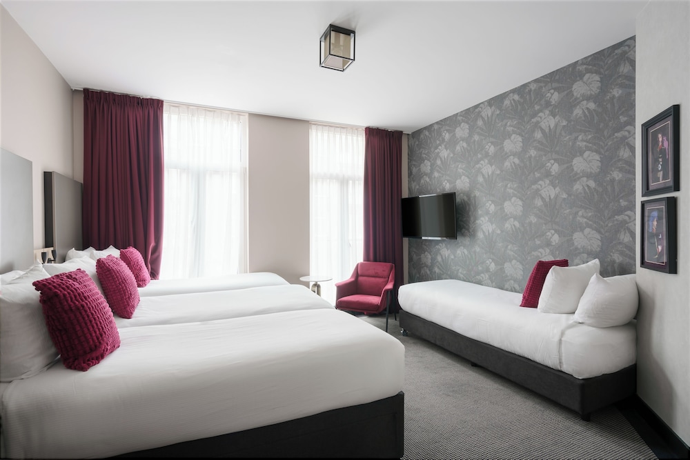 ROOM, QUADRUPLE