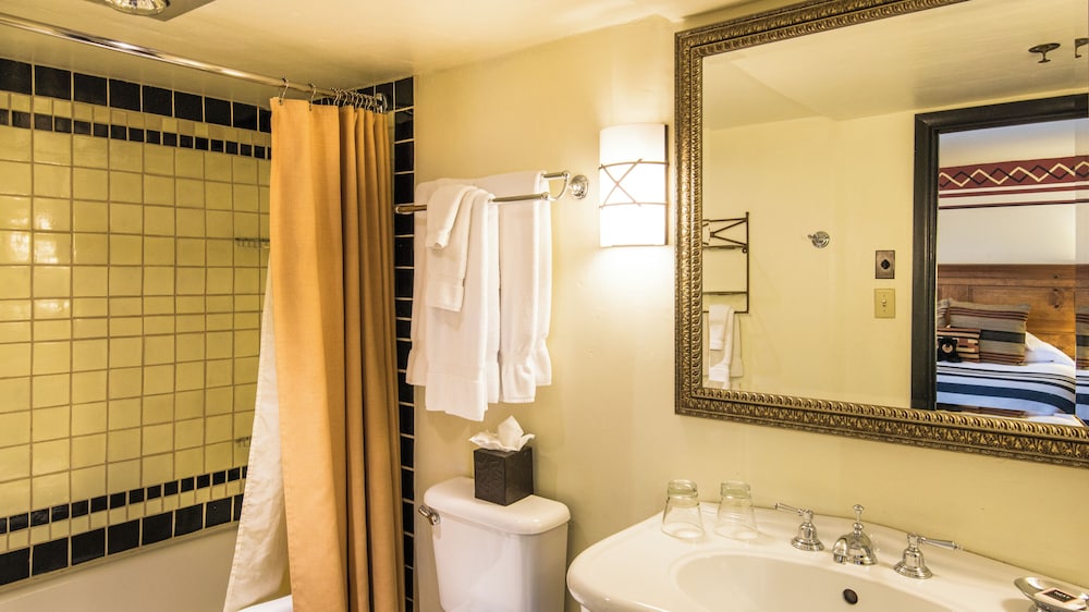 1 BEDROOM, SUITE