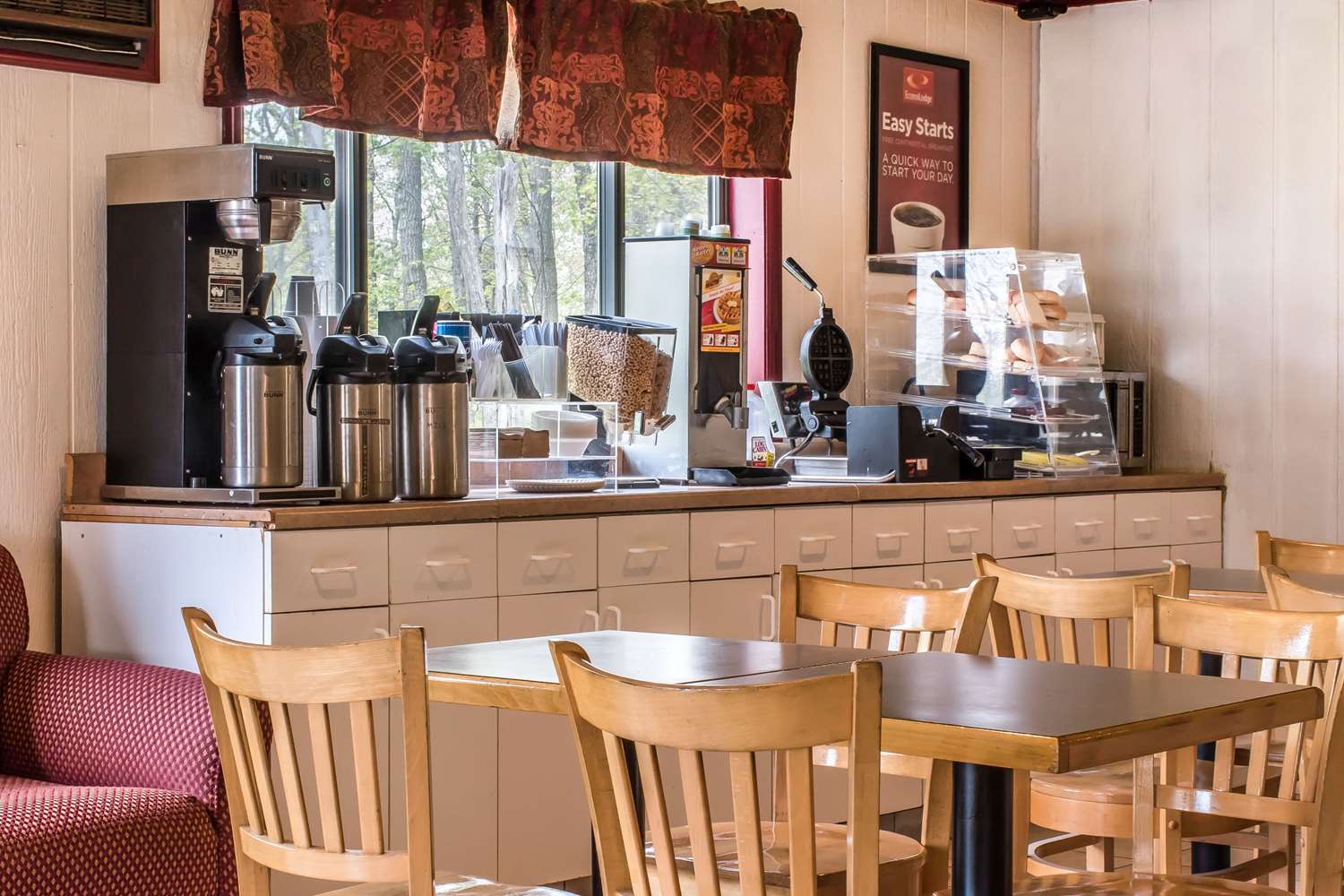 Econo Lodge Inn & Suites Lake Harmony - Pocono Mountains Area 22/29