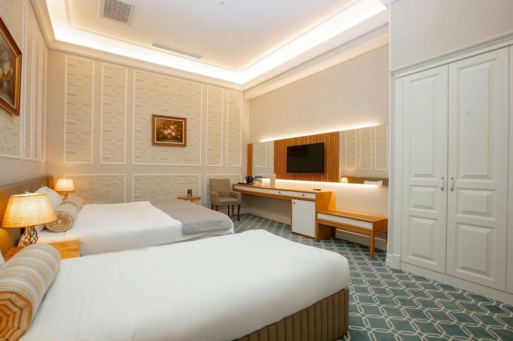 Promenade Hotel 11/50