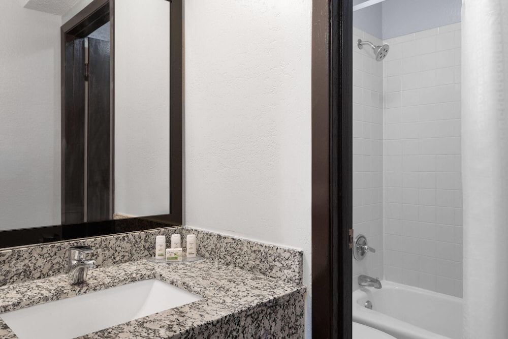 غرفة سوبيريور بسرير كينج، Ramada by Wyndham Cedar Rapids South 4/4