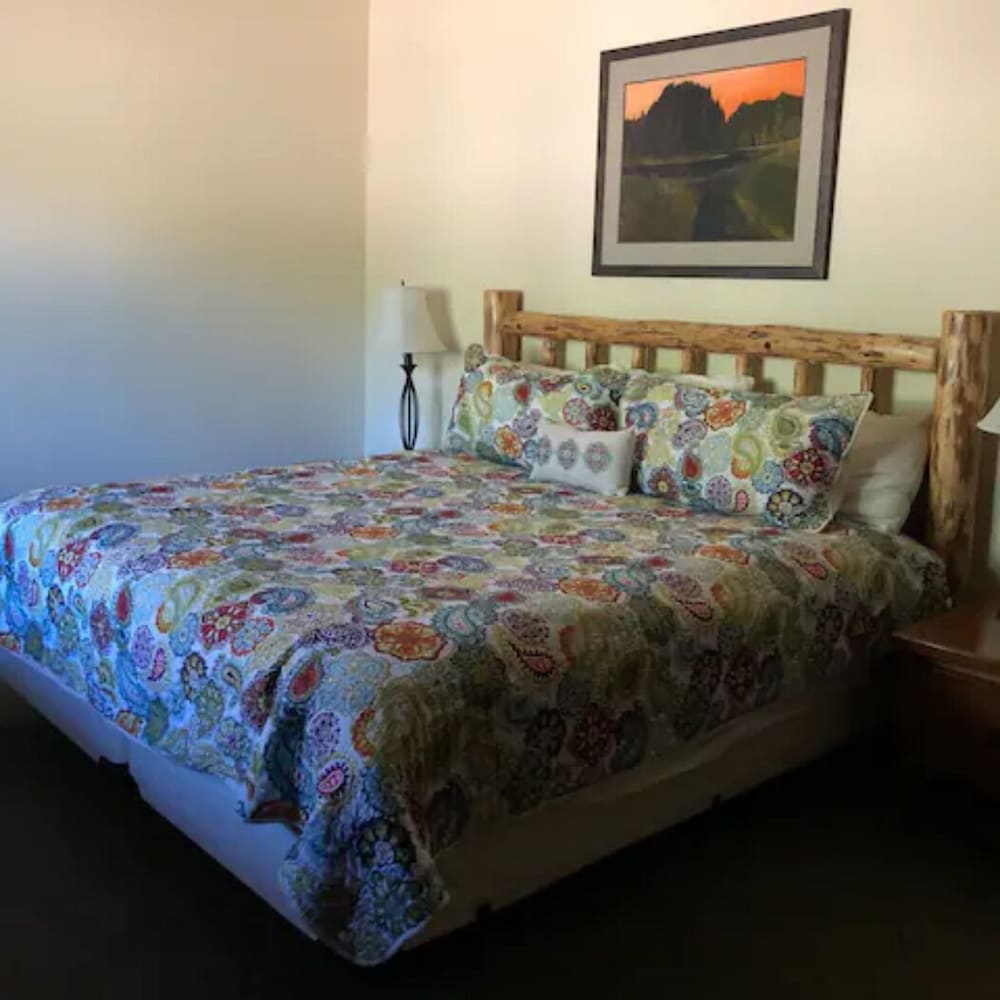 Lodge, King Bed