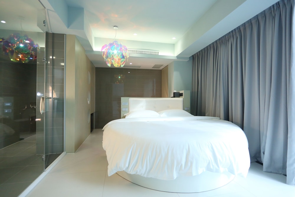 DELUXE, DOUBLE BED