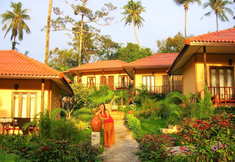 Paradise Bungalows 8/47