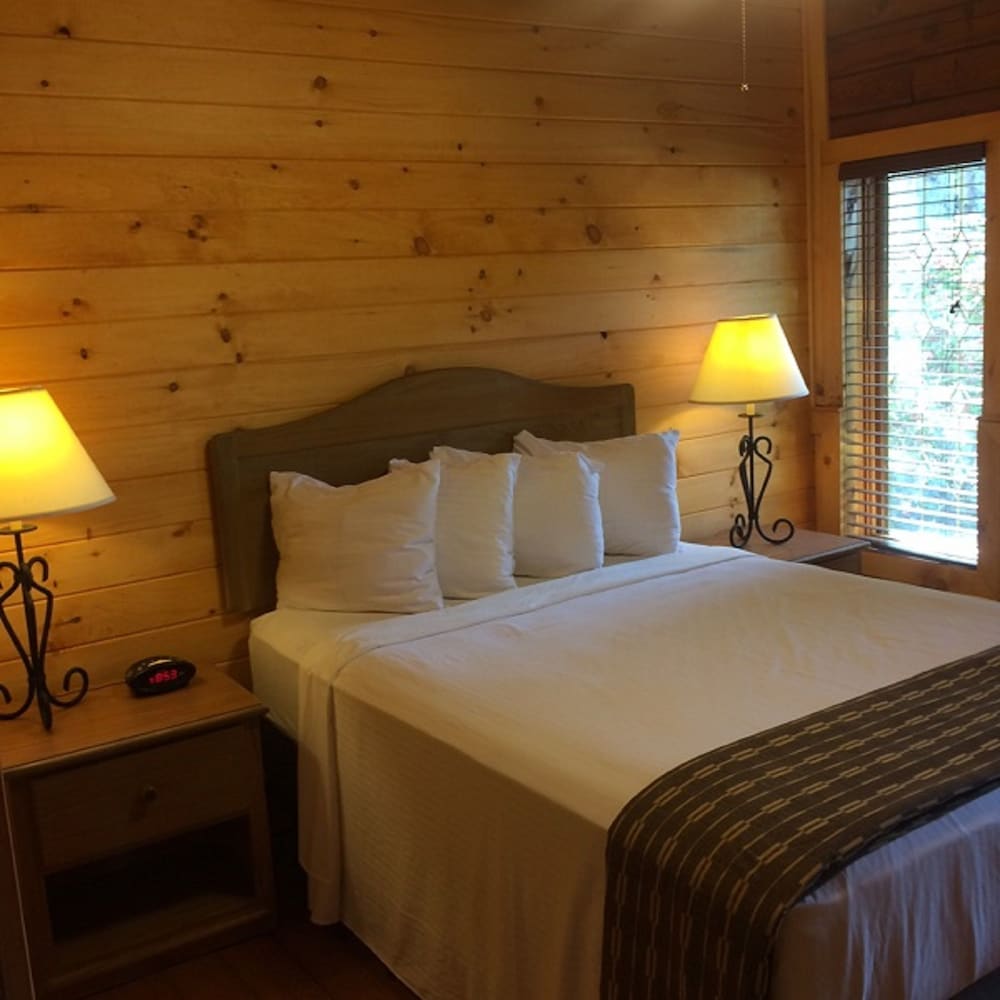 The Smokehouse Lodge and Cabins 26/75