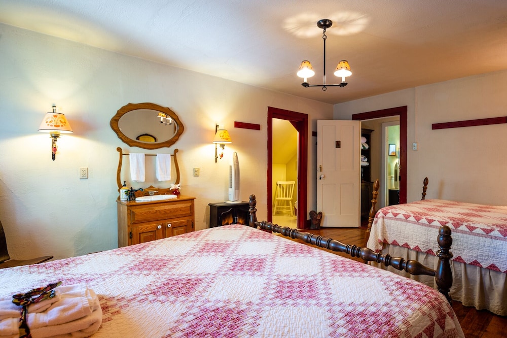 The Pines of Dresden Bed and Breakfast 10/50