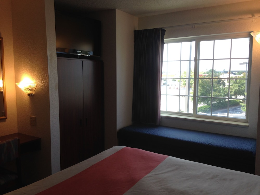 Motel6 Olathe, KS 33/49