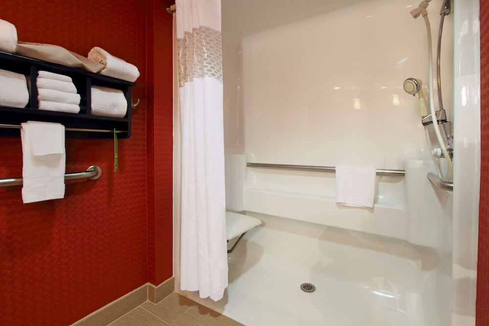 Hampton Inn Columbus-Airport 32/74