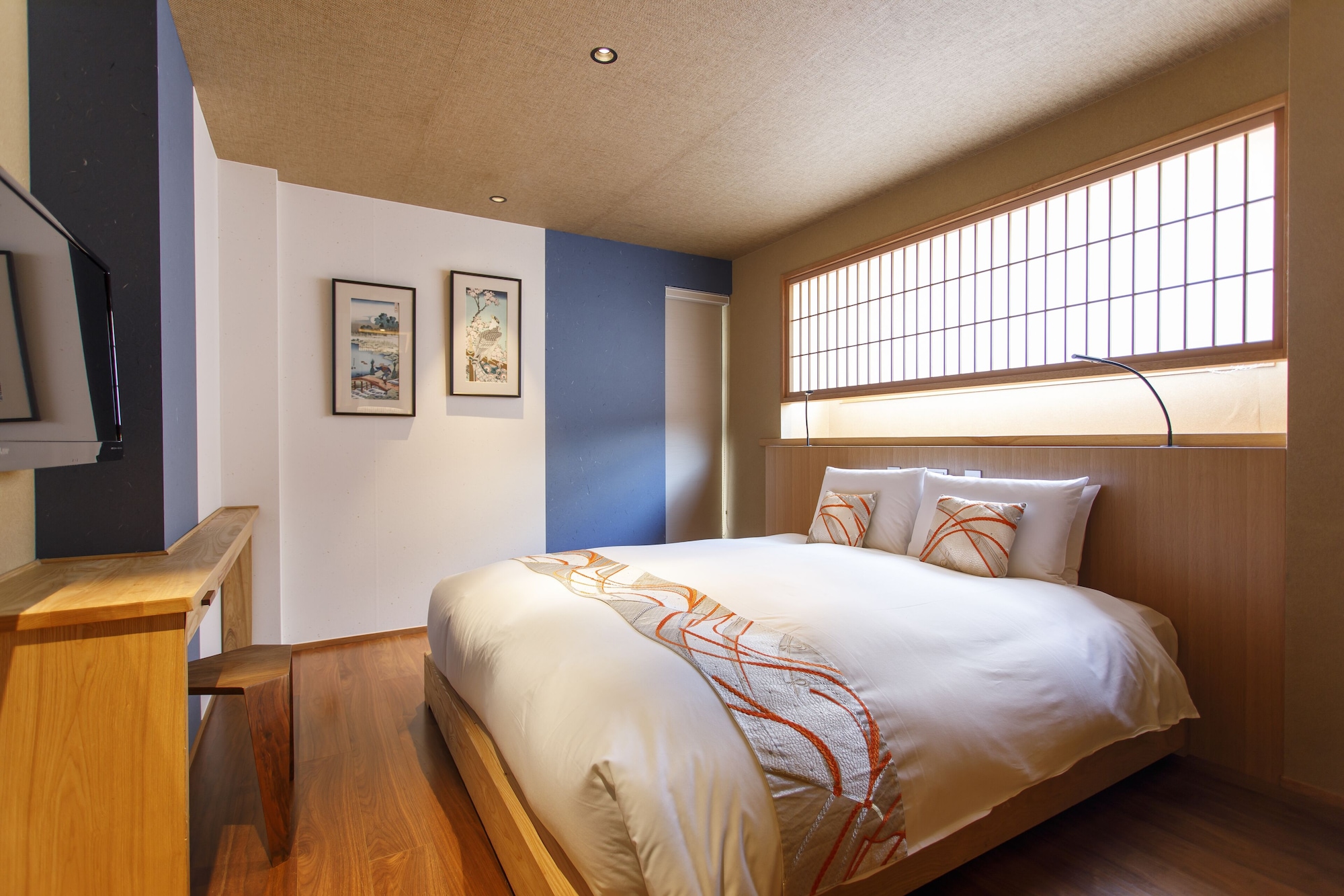SUPERIOR, QUEEN BED