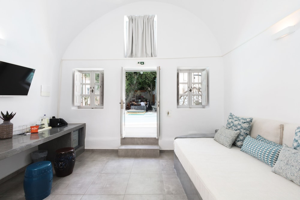 The Museum Project Oia 54/69