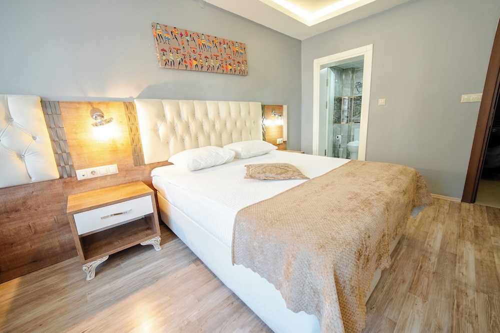 Elite, Triple, 1 Queen and 1 Single Bed