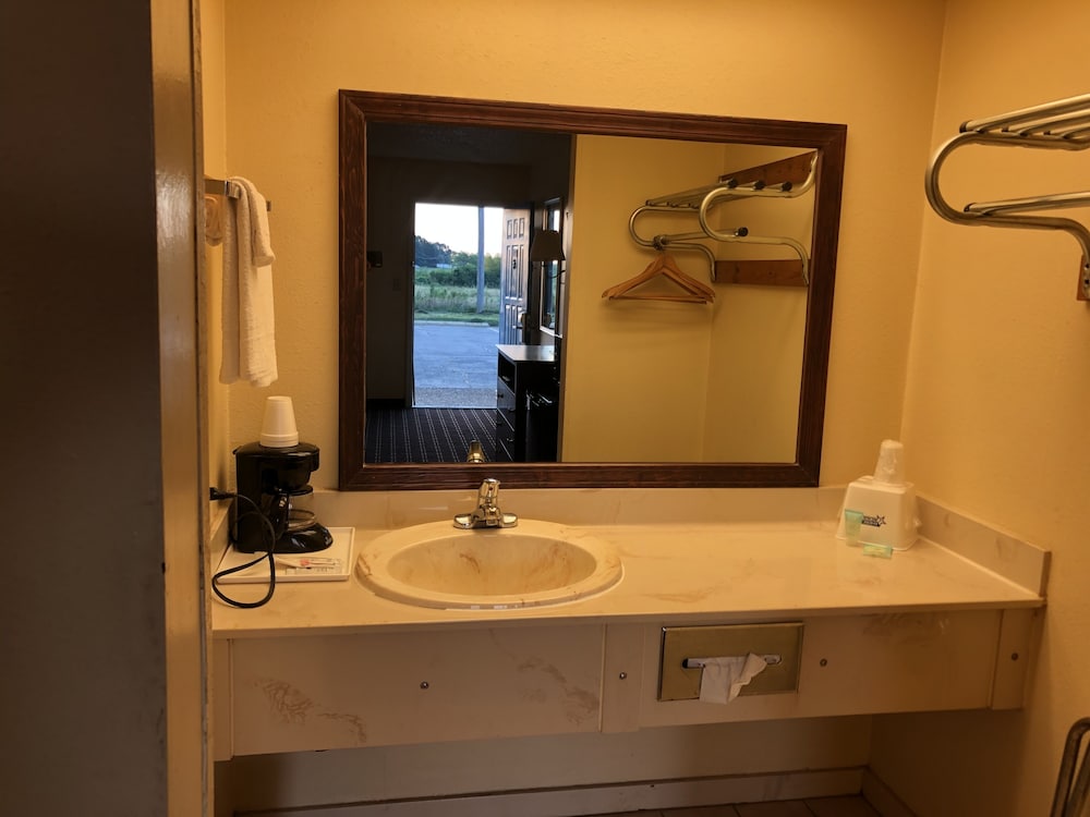 Americas Best Value Inn Suites 17/36