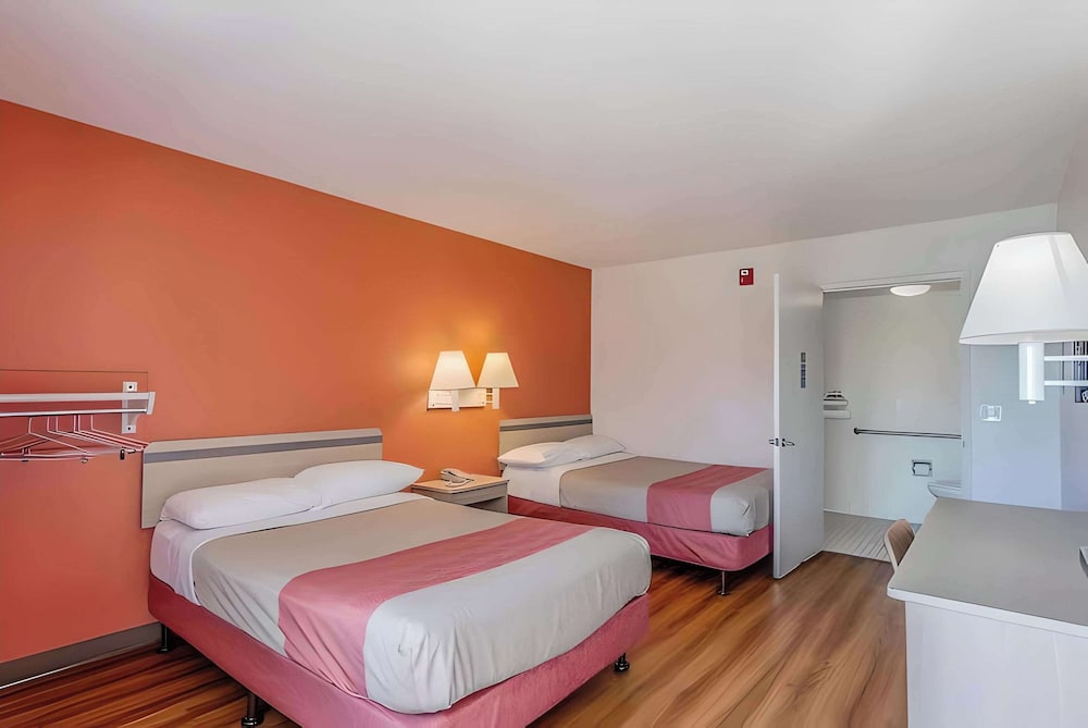 2 Full Beds - Non-Smoking