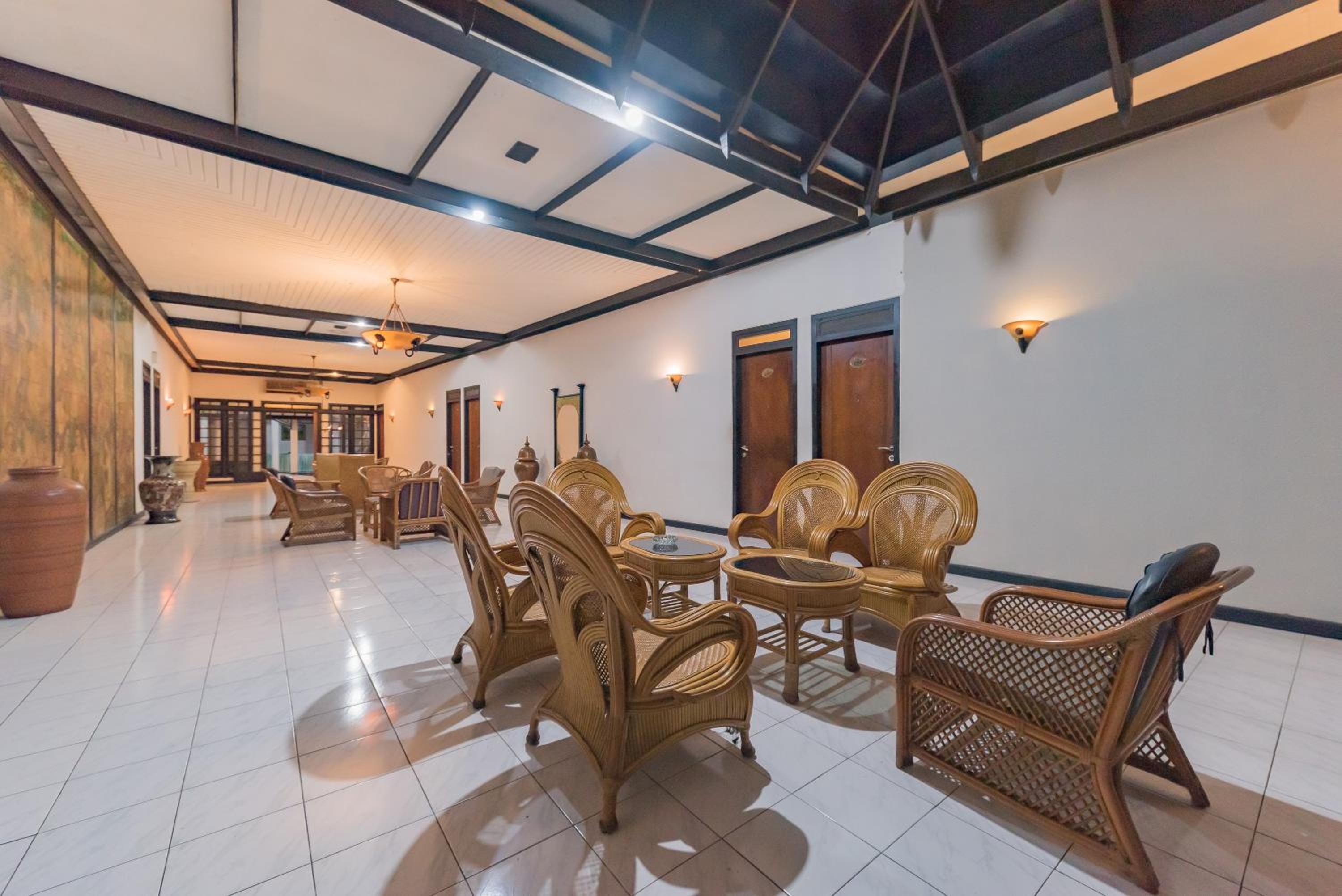 Crown Hotel Tasikmalaya 36/54