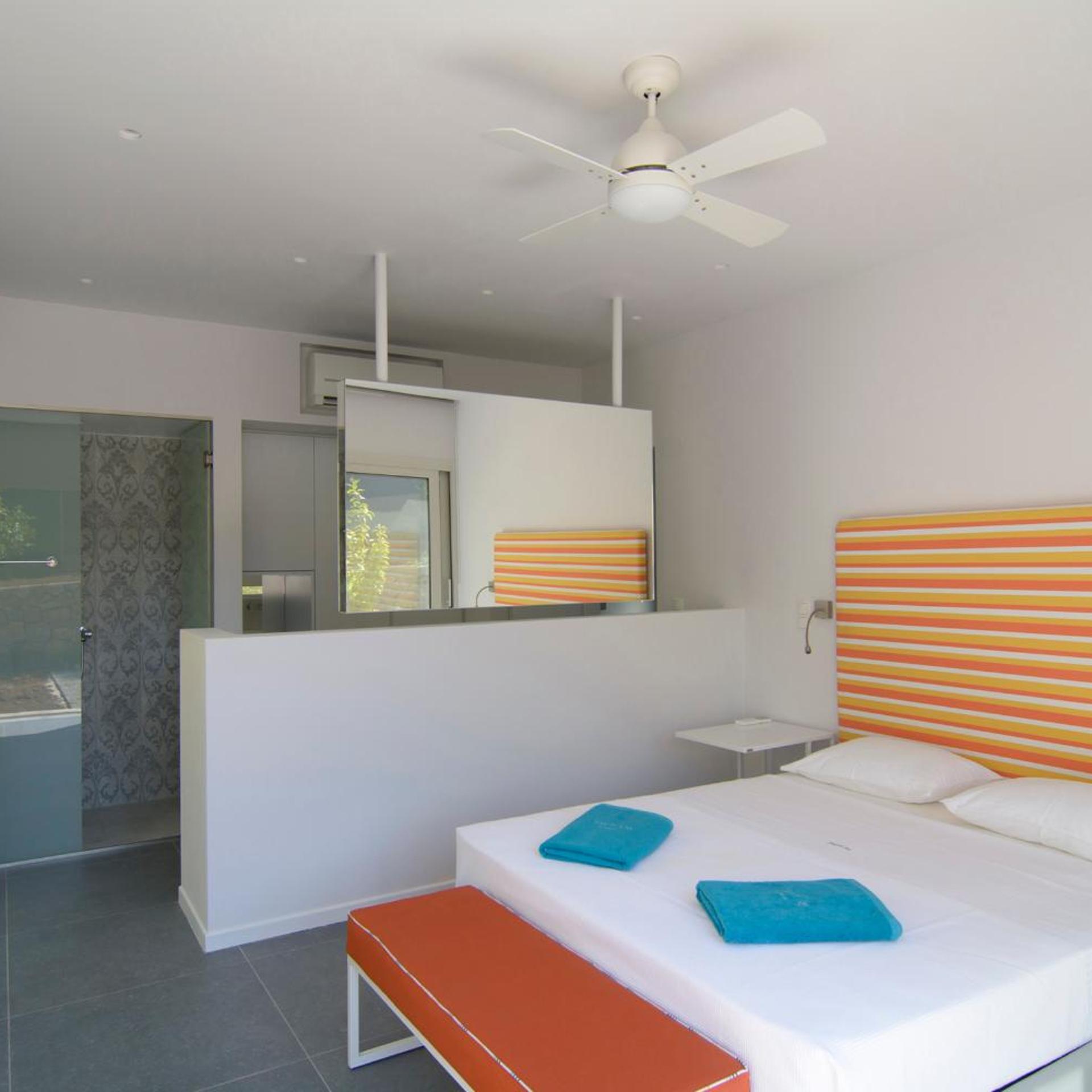 Suite, Sea View, Lavender Cove 5/10