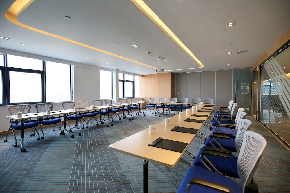 Holiday Inn Express Chengdu North Railway Station 58/68