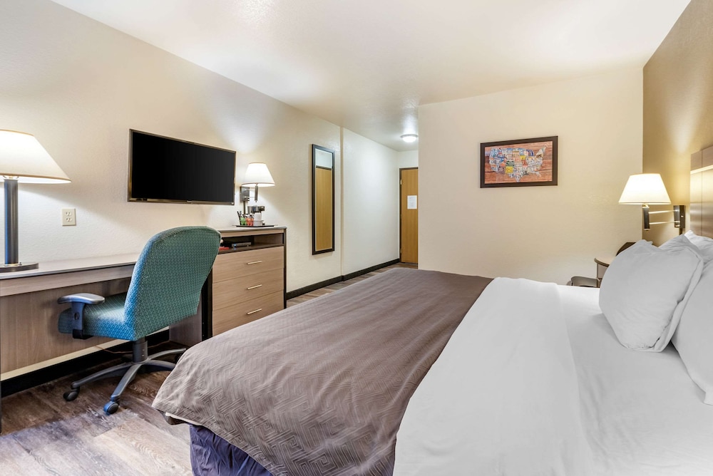 Econo Lodge Pueblo North 7/40