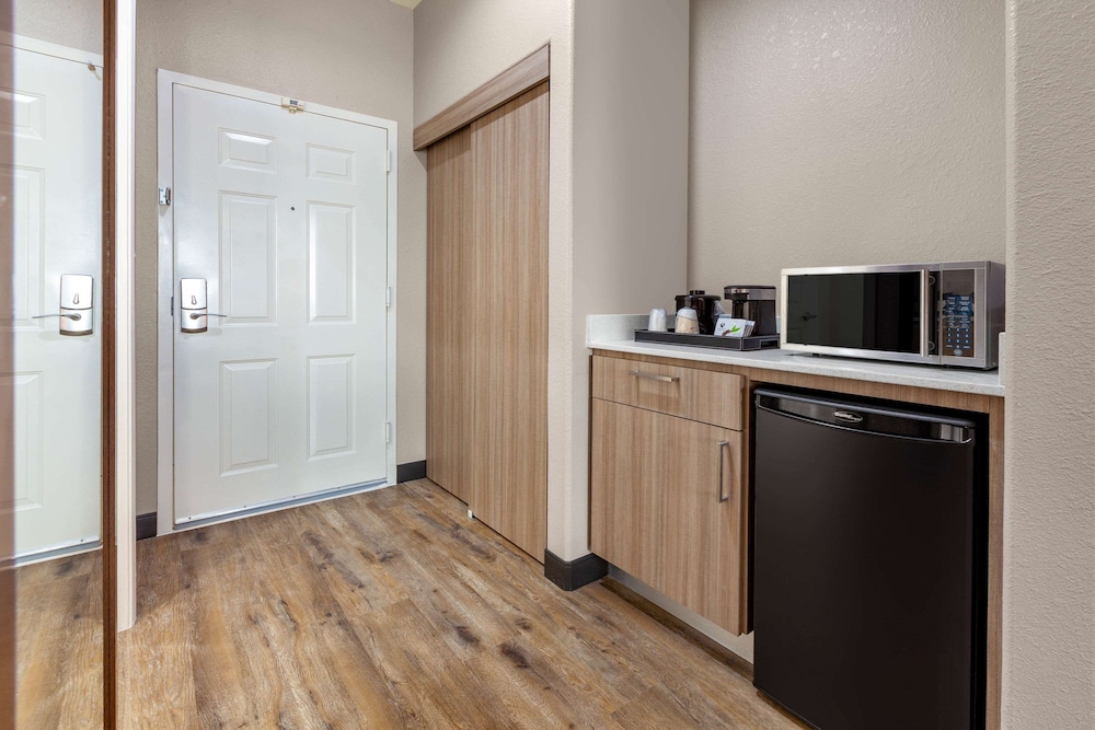La Quinta Inn & Suites by Wyndham Houston Channelview 6/66