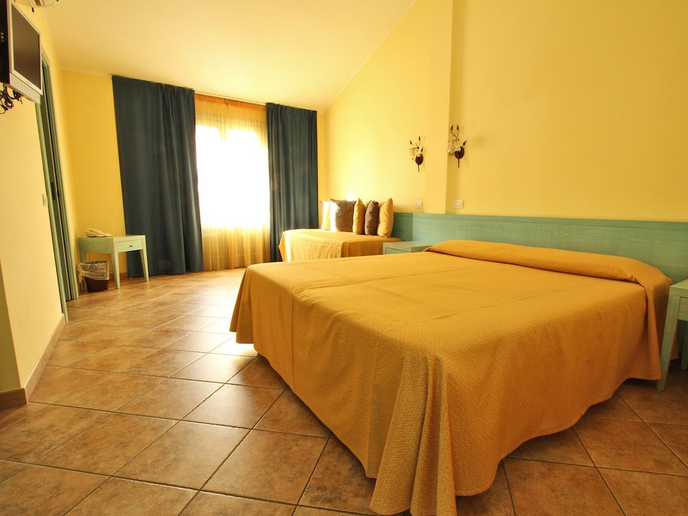 ROOM, DOUBLE BED